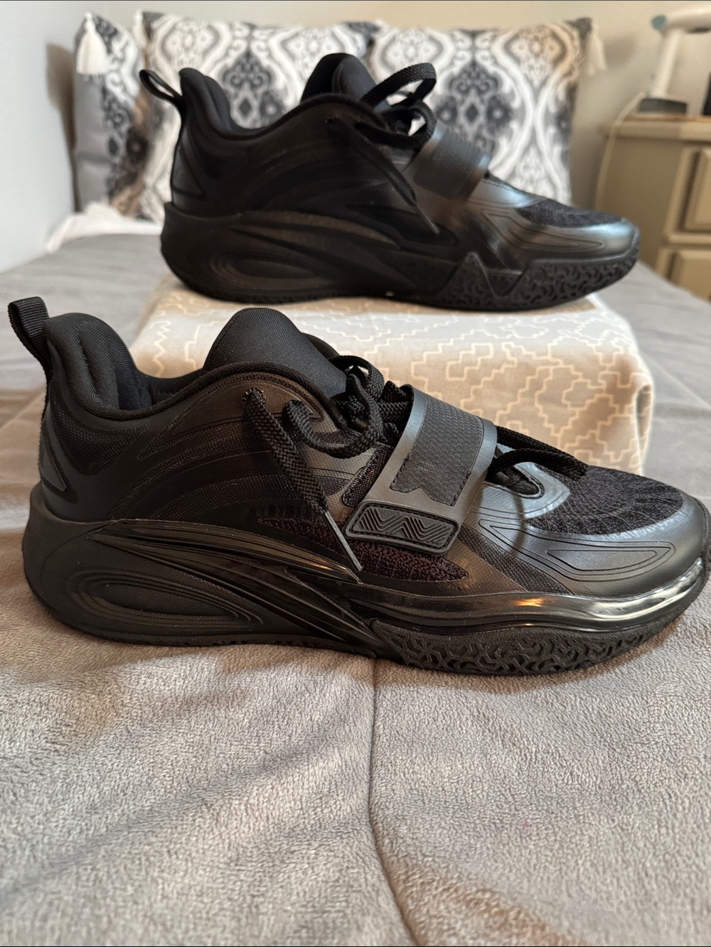 Anta mens running hiking All-Black Performance Sneakers with Secure Strap Sz 11